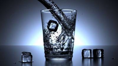 Медики объяснили, в каком случае «утренний» стакан воды может привести к раку - lenta.ua