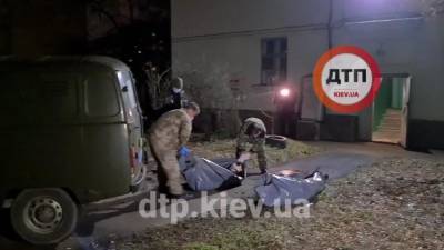4 недели жили и пили с трупом друга: в Киеве в жилом доме нашли двух мертвецов – видео