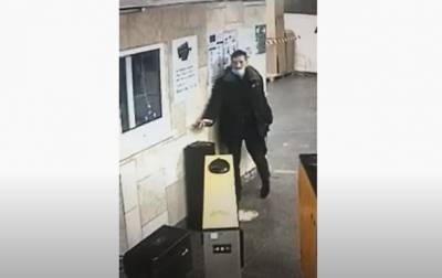 В Киеве мужчина ударил головой сотрудницу метро