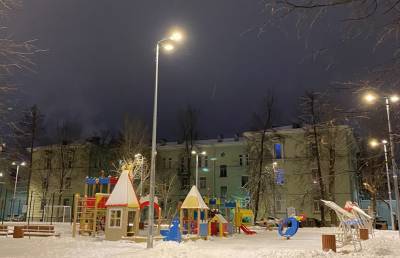 На 300 детских площадках Петербурга обновили освещение в 2020 году