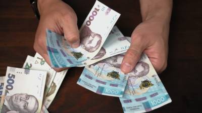 Зарплата в Украине за месяц упала почти на 3%: Где зарабатывают больше всего