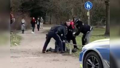 Бавария: сенегалец-правонарушитель чуть не задушил полицейского