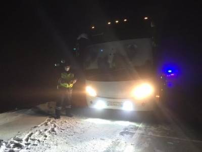 Инспекторы ГИБДД спасли 30 вахтовиков из замерзающего на трассе в ЯНАО автобуса