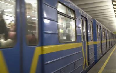В соцсетях опубликовали видео нападения на сотрудницу киевского метрополитена