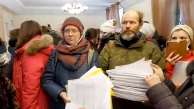 «Роспотребнадзор опозорился на весь мир»: в Москве около сотни активистов потребовали объяснений от Поповой