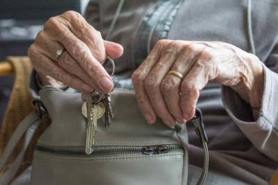 Пенсионеров заставят рассчитываться по кредитам внуков в 2021 году