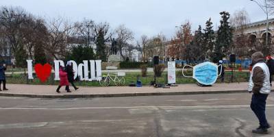 В Киеве установили арт-объект в виде медицинской маски - sharij.net - Украина - Киев - Луцк