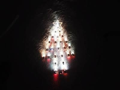 Выборгские автомобилисты выстроили из машин новогоднюю елку — фото