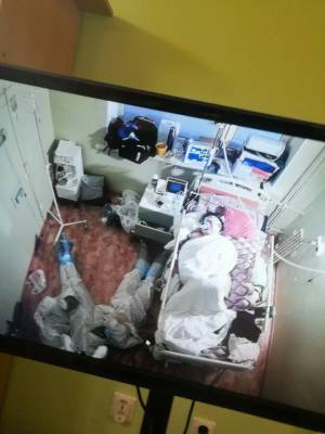 Россиян растрогало фото уснувших на полу возле пациента с COVID-19 врачей