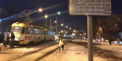 В Харькове неадекват забросал камнями трамвай, фото последствий: "водитель удерживал хулигана"