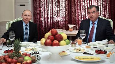 Путин и президент Таджикистана поздравили друг друга с наступающим Новым годом