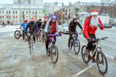 Дед Мороз и вело: велоМорозы поздравили воронежцев с наступающим Новым годом