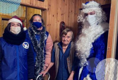«С Новым годом, Ветеран»: волонтеры поздравляют пожилых ленинградцев с праздником