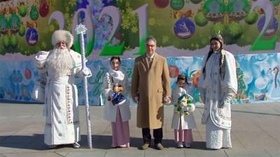 Бердымухамедов с внучками посетил елку, где за безналичный расчет купил сувениры (фото)