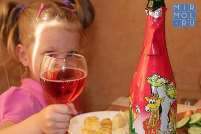 Султан Хамзаев предложил запретить детское шампанское перед Новым годом