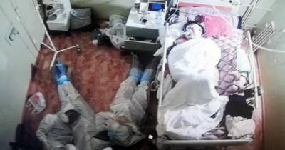 Медик рассказал о фото "спящих" на полу врачей возле пациентки с COVID