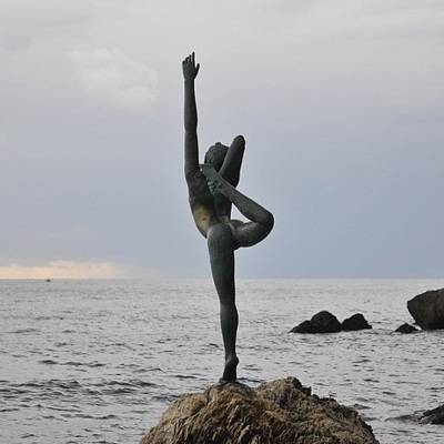 Будва осталась без бронзовой статуи танцовщицы на берегу Адриатического моря