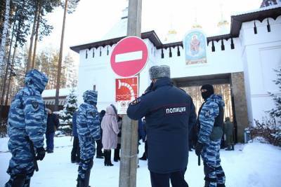 Сторонники бывшего схиигумена Сергия забаррикадировались в монастыре и решили молиться