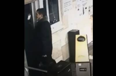 В киевском метро неадекватный пассажир избил сотрудницу подземки. ВИДЕО