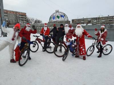 На Южном Урале заметили Дедов Морозов на велосипедах, тайного Санту и морозов-малышей
