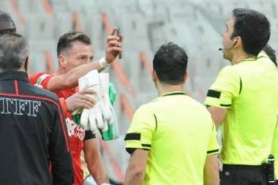 В Турции футболист получил красную карточку за попытку показать повтор судье на телефоне