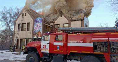 В Магнитогорске на площади 600 "квадратов" горит кровля здания