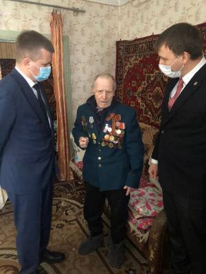 Дмитрий Аверов поздравил с Новым годом ветеранов Великой Отечественной войны