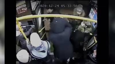 Кондуктор избил пассажира автобуса за попытку оплатить проезд крупной купюрой