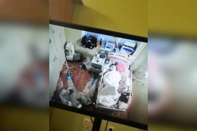 Фотография спящих на полу врачей рядом с пациентом с коронавирусом появилась в Сети