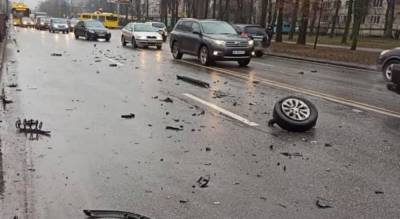 В Киеве скорая попала в серьезное ДТП: машину медиков отбросило в забор, кадры с места аварии
