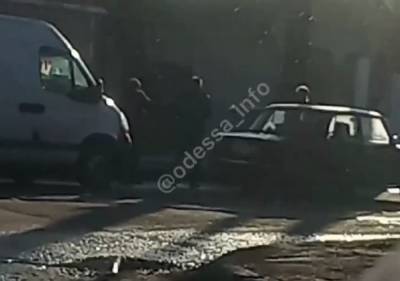 В Одессе водители устроили драку на дороге, видео разборок попало в сеть: "Ну петухи"