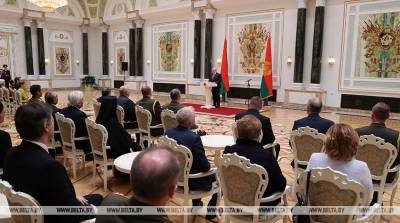 Александр Лукашенко вручил госнаграды заслуженным деятелям