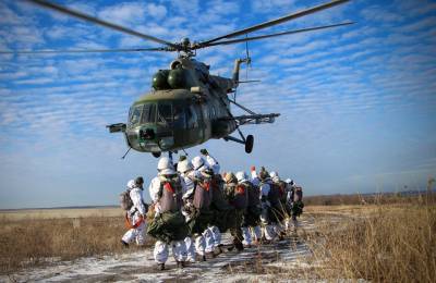 Военные в зоне ООС отрабатывали прыжки с парашютом: фото