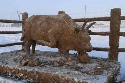 В Якутии скульптор изобразил символ грядущего года изваянием быка из навоза (видео)