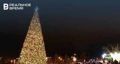 В Дербышках восстановили поврежденную новогоднюю елку — накануне ее разгромили вандалы