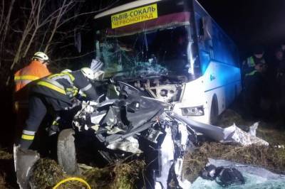 Во Львовской области легковушка вылетела на встречку и столкнулась с автобусом и грузовиком: водителя "вырезали"