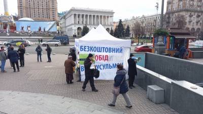 На майдане в Киеве накормили бесплатным пловом 1000 голодных пенсионеров