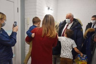 Губернатор Костромской области Сергей Ситников посетил семью дольщиков в доме на Речном проезде