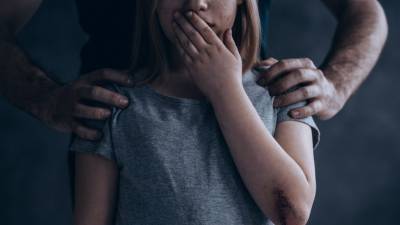 Неизвестный избил и изнасиловал пятилетнюю девочку в Москве