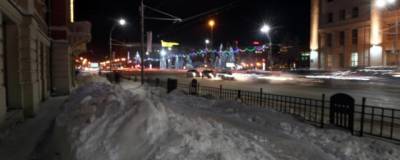 В Новосибирске возле Краеведческого музея убрали снежный сугроб