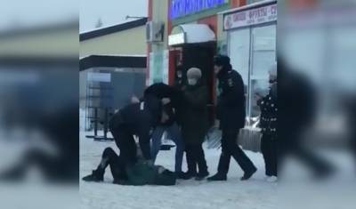 В Татарстане полиция повалила беременную на снег при задержании за отсутствие маски