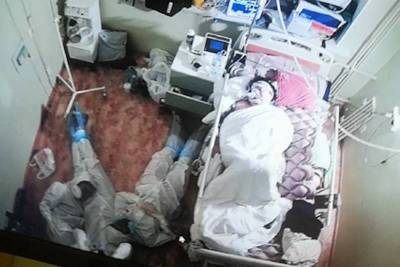 Фото врачей, уснувших на полу возле пациента после тяжелого дежурства, растрогало россиян