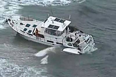 У берега популярного курорта нашли безлюдную яхту с заведенным мотором и собакой