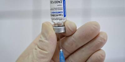 Несмотря на риск. В Аргентине начали прививать людей российской вакциной от коронавируса