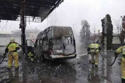 В Кабардино-Балкарии на газовой заправке сгорел микроавтобус