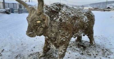 Конкуренты скульптора из Якутии показали своих быков из навоза в преддверии Нового года