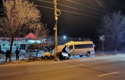 В Волгограде столкнулись маршрутка и грузопассажирский автомобиль