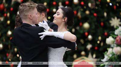 ФОТОФАКТ: Яркие моменты новогоднего бала для молодежи во Дворце Независимости