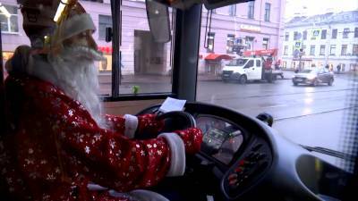Новогодний автобус с Дедом Морозом ездит по улицам Санкт-Петербурга.