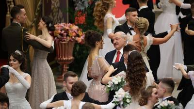Лукашенко станцевал с незнакомкой на новогоднем балу во Дворце Независимости